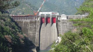 日本有数の降水量を誇る大台ケ原を水源とするダム、クレストゲートの更新も2021年度中に終了予定