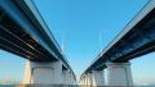 竣工は昭和39年!　現在はETCゲートも出来、片道120円(ETC利用の場合)。　道の駅米プラザから凄い写真が撮れる!