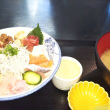 大きな椀の味噌汁、茶わん蒸しもついて1100円