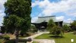 境内は立派な雰囲気