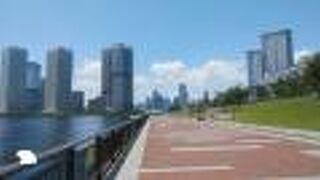 運河からの眺めのすぐれた公園