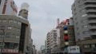 屋上のオブジェが目印