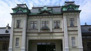 歴史的建造物に囲まれた港