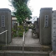 東上野６丁目・源空寺の墓地にあります