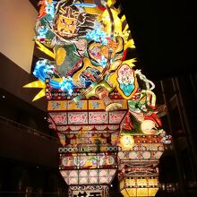 下から見上げる立佞武多