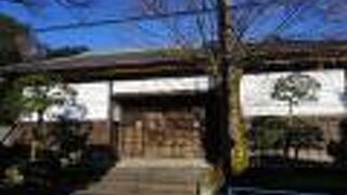 閑静な住宅地に突然現れる立派な長屋門