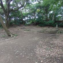 高麗山山頂に建つ小さな祠