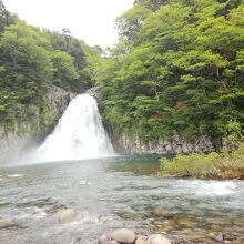 河原から滝を望む