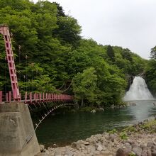 展望台へと続く遊歩道へ向かうため橋を渡る