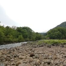 滝の逆側には鳥海山が見れる