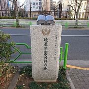 中央区明石町のカトリック築地教会前の歩道にあります