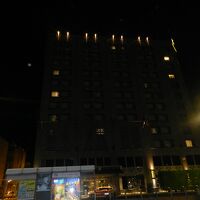 通りの向こう側から見た夜の外観