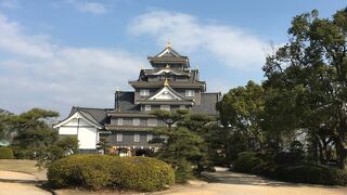 どっしり構える天守閣