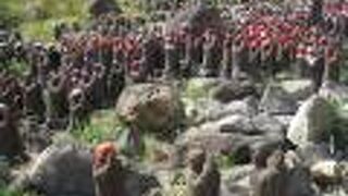 ずらりと並ぶお地蔵さま