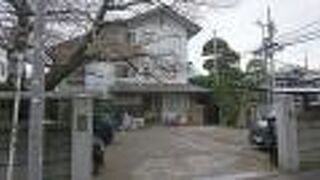 珍しいデザインの近代的な本堂