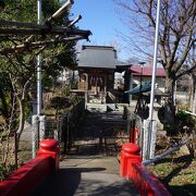 弁天池のほとりに建つ神社