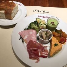 前菜の盛り合わせとフォッカッチャ