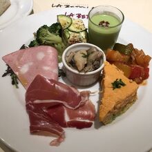 グリンピースの冷製スープ、キッシュ美味