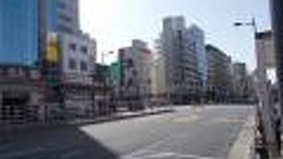 浅草の町を南北に通る大通りです。