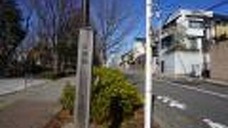 めぐろ区民キャンパスの東側に面した坂