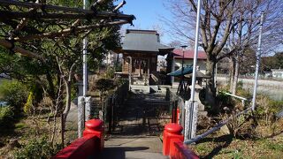 弁天池のほとりに建つ神社