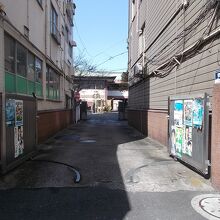 奥に門柱があります。