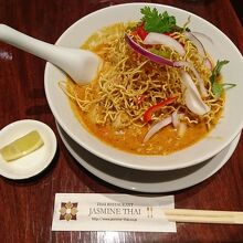 カオソーイ（チキンカレーラーメン）