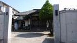 地味な感じの小寺院