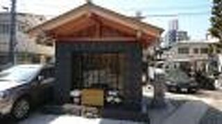 本堂の前にとうがらし地蔵堂がありました