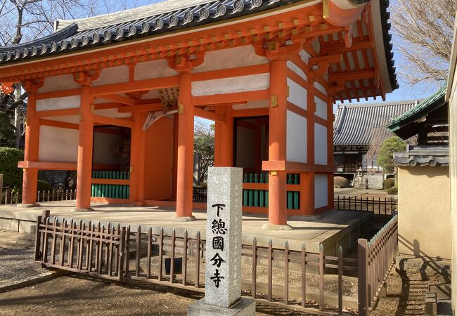 現在も後継寺院が存在。国指定史跡。