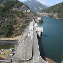 展望台から望むとダムとダム湖の関係が良く分かります