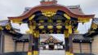 大政奉還で有名な二の丸御殿を見学する際に必ず通る門!　細かな装飾が素晴らしい!