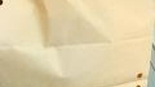 テイクアウトの紙袋には穴が空いていて