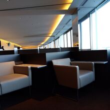 特に東京便の出発直後はほとんど人が居なくなる状況だ