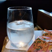炭酸水にレモン果汁を数滴たらして、口の中をサッパリと