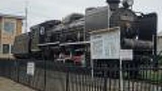 突然、蒸気機関車が