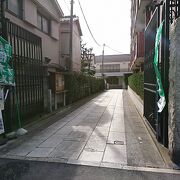 本堂は近代的なデザインの２階建て