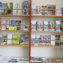 周辺の観光パンフレットがあります