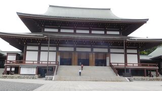 規模感が感じられる大本堂