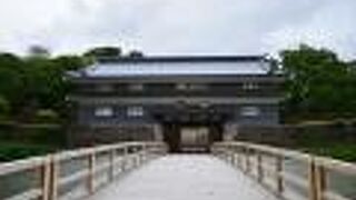 金沢城の西側に位置する玉泉院丸庭園と尾山神社を結ぶ門と橋