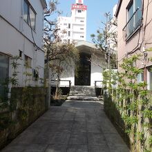 奥が本堂です。