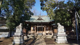 しっかりした社殿に狛犬も気持ちがいいです