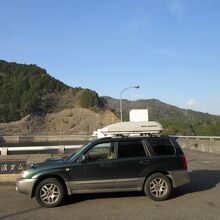 ダム周辺は公園として整備され駐車場も在ります