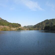 上流部も美しい、まるで自然湖の様相