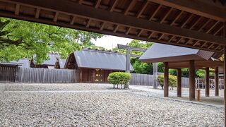 神聖で荘厳な雰囲気