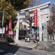 この神社は浅草の松が谷の寺町の中にあります。