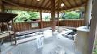 大きな足湯です