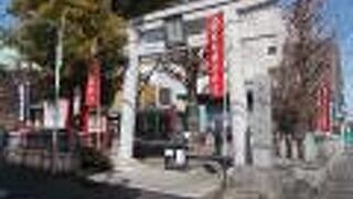 この神社は浅草の松が谷の寺町の中にあります。