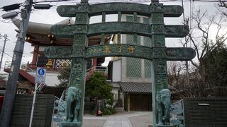 青銅で作った山門の奇抜さ