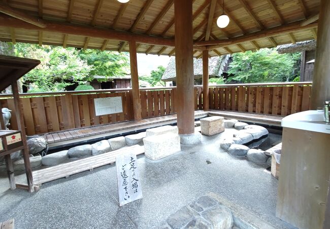 大きな足湯です